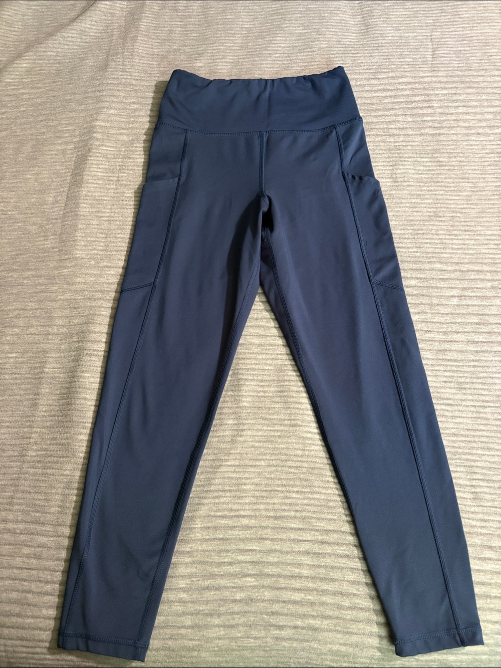American Eagle Navy Women’s legging. Size M short. High rise with pockets.